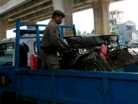 5 Becak Dikirim Satpol PP Tanjung Priok ke Gudang Cakung Suparni / ??? 30-A