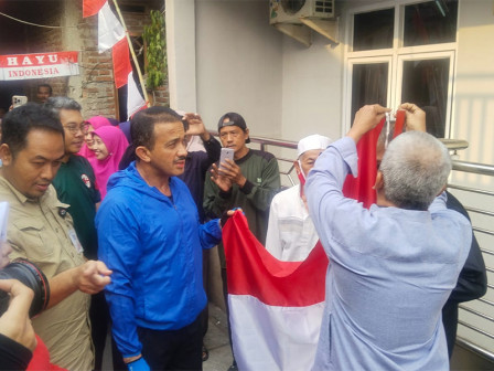  Anwar Bagikan Bendera Merah Putih di Gang Senggol 