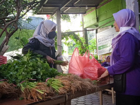 Camat Ciracas Bagikan 100 Paket Sayur dan Lauk ke Warga Tak Mampu 