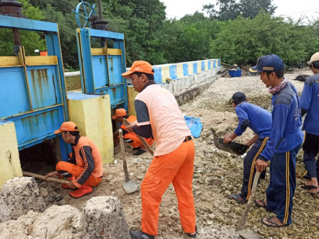 Puluhan PPSU Keruk Pasir di Pintu Air Pulau Lancang 