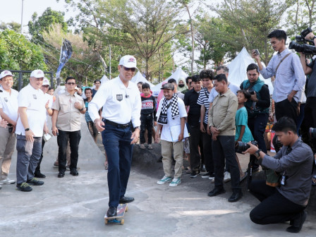 Kunjungi RTH Kalijodo, Pj Gubernur Heru Jajal Berseluncur di Skate Park