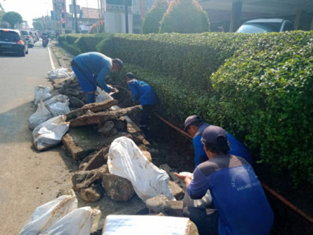 Saluran Air di Jl. Kesehatan Raya Bintaro Dibersihkan