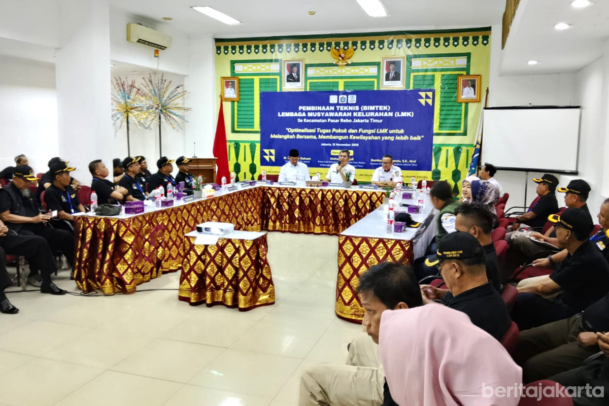 Anggota LMK mengikuti bimbingan teknis di aula kantor Kecamatan Pasar Rebo