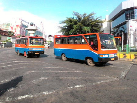 Armada Metromini dan Kopaja di Terminal Blok M Minim