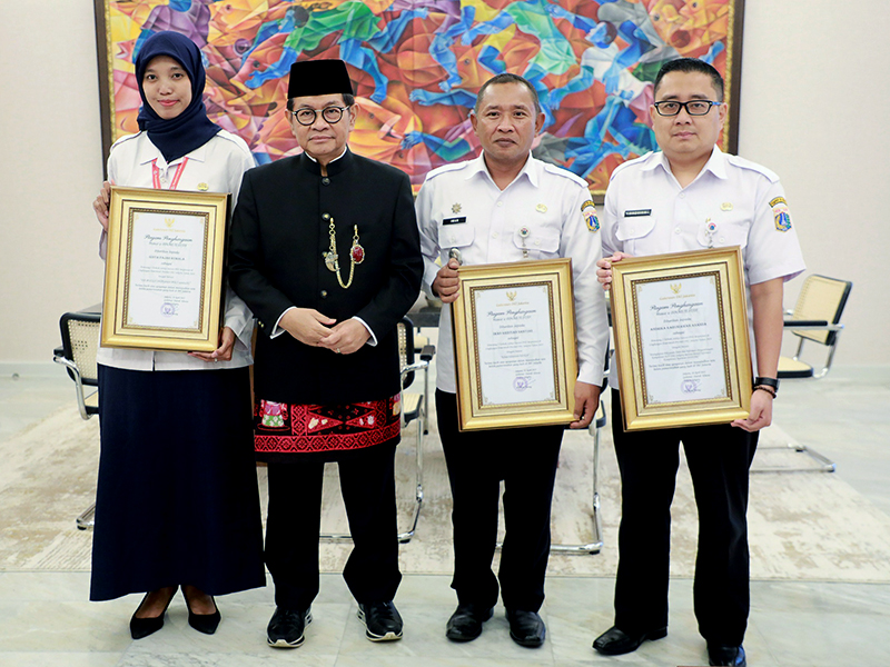 Tiga ASN Berprestasi Pemprov DKI Terima Penghargaan dari Gubernur