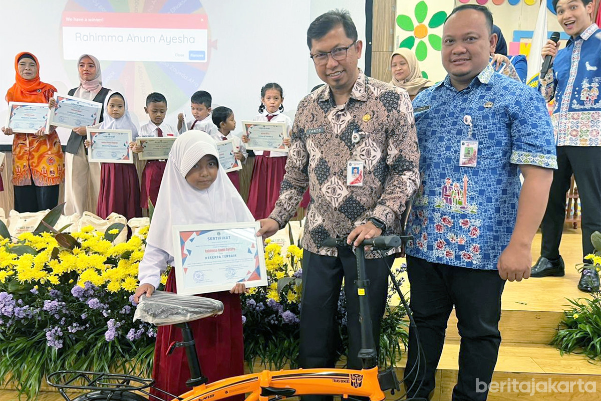 Plt Kasudin Pusip Jakarta Pusat, Suryanto menyerahkan hadiah kepada peserta IKRA terbaik