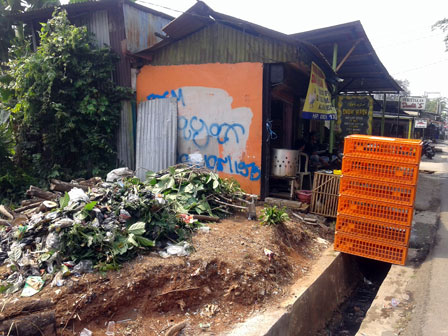 Bantaran Kali Keuangan Di Pesanggrahan Marak Bangunan