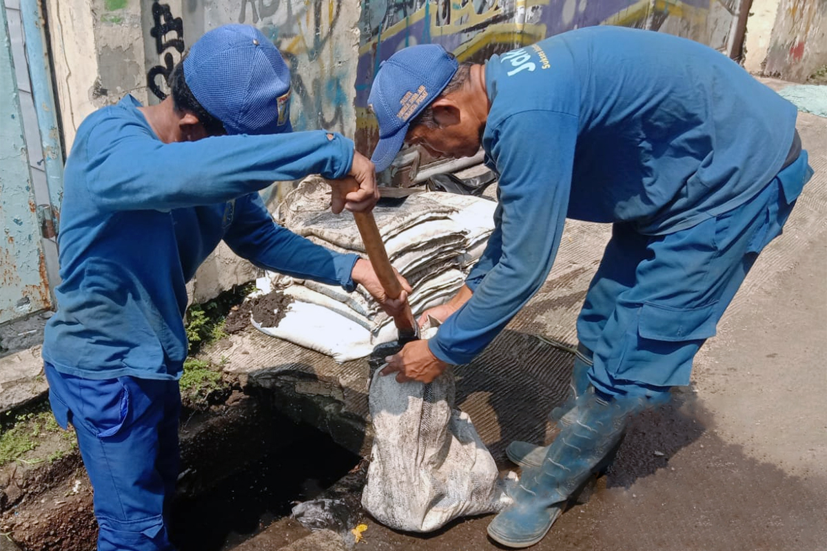 Pengurasan saluran air di Jalan Kebon Kacang 44