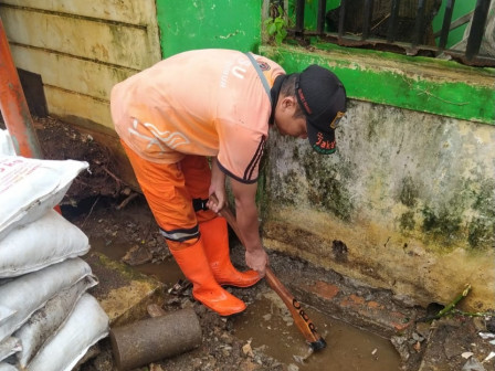 PPSU Bersihkan Saluran Air di Jl Cibubur 6