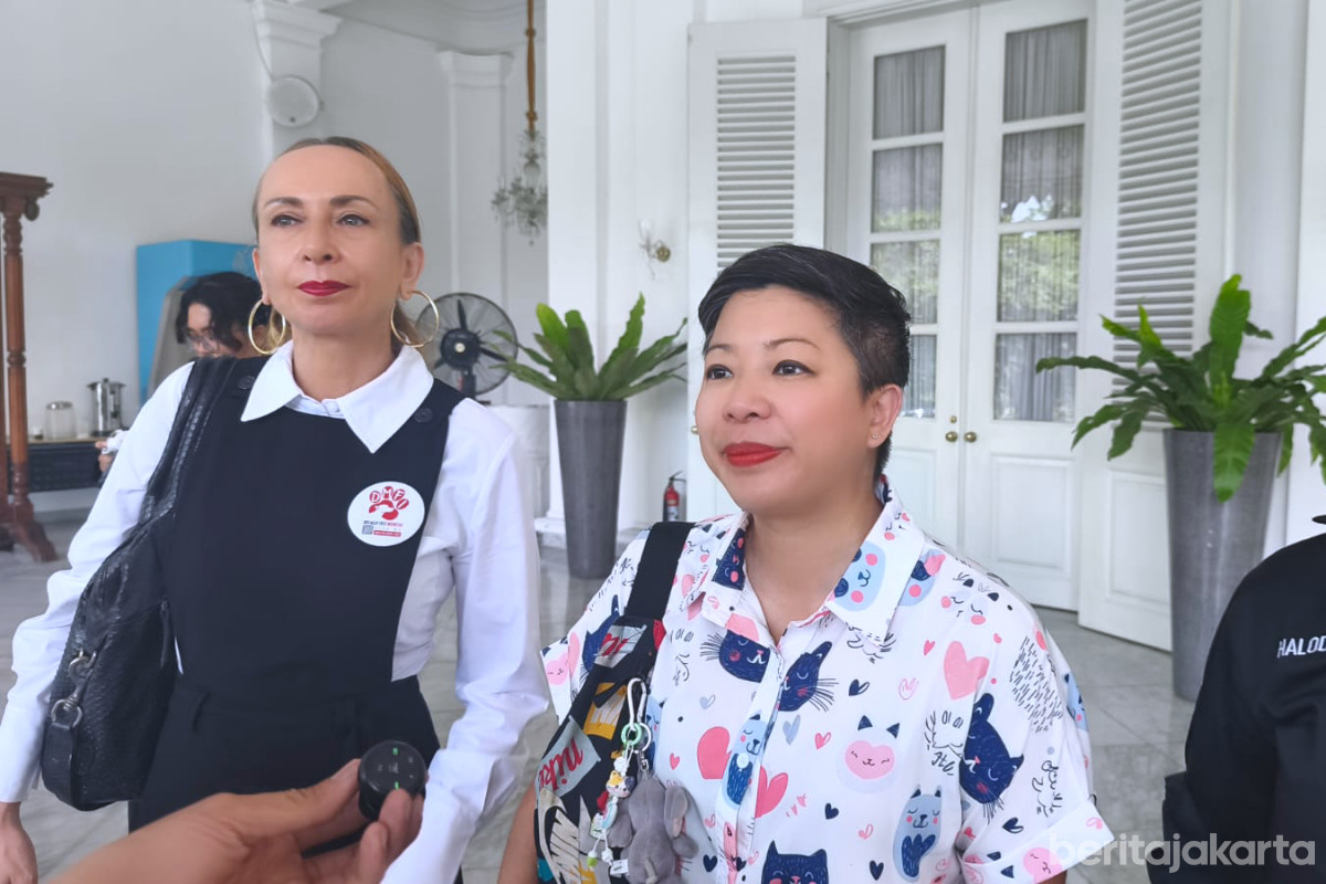 Francine Widjojo (kanan) memberikan keterangan kepada media