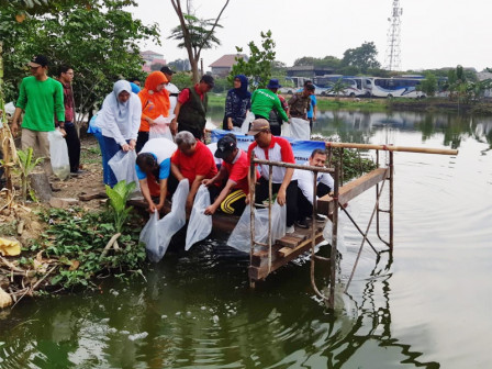 50 Ribu Bibit Ikan Nila Ditebar di Waduk Hutan Kota Pulogebang
