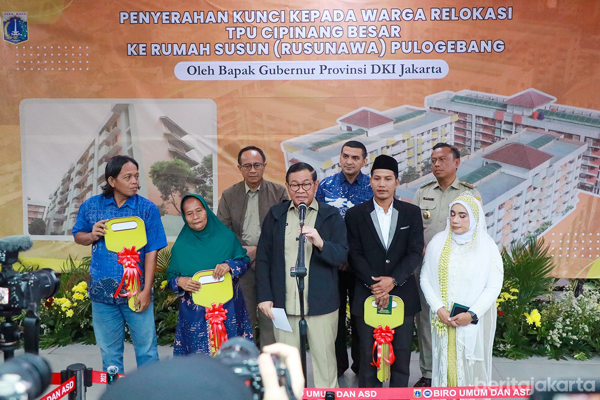 Pramono menyerahkan kunci hunian Rusunawa Pulo Gebang kepada eks penghuni TPU Kebon Nanas
