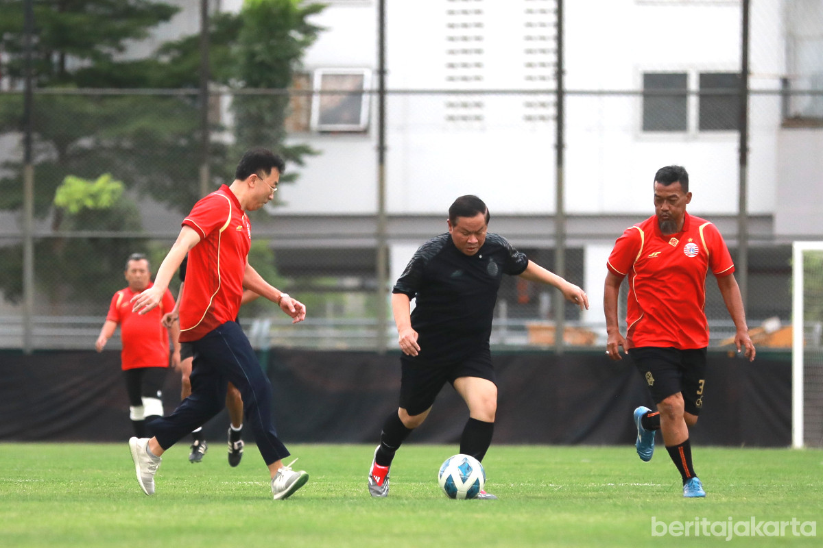 Pramono ikut serta dalam turnamen persahabatan dengan Duta Besar Negara di JIS