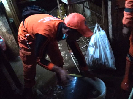 PPSU Cilandak Timur Bantu Warga Bersihkan Rumah Pasca Banjir