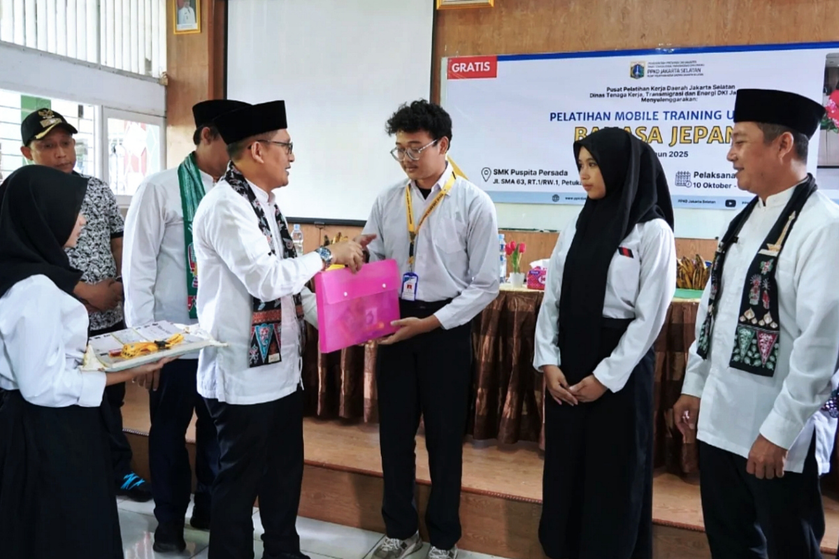 Penyerahan peralatan kepada Perwakilan peserta Pelatihan MTU Kejuruan Bahasa Jepang