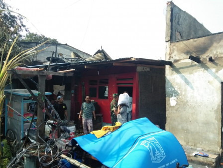 300 Petugas Gabungan Bersihkan Puing Sisa Kebakaran di Jatinegara