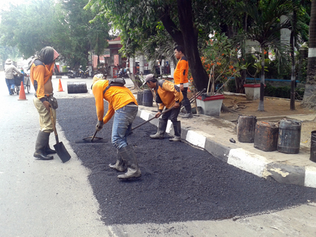 Jalan di Depan Kantor Kelurahan Penjaringan Ditambal