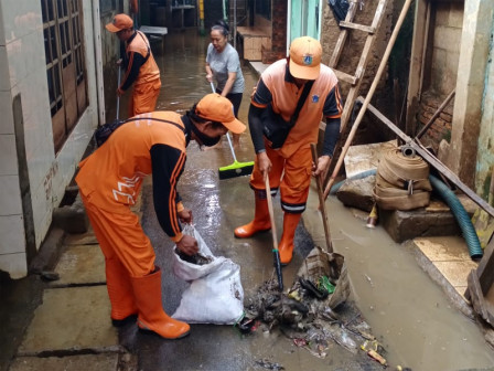 PPSU Bantu Bersihkan Sampah dan Lumpur Sisa Genangan di Kampung Melayu