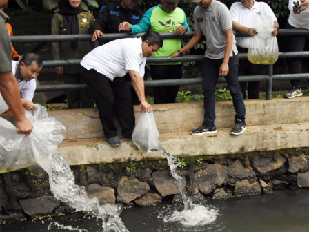 300 Ribu Benih Ikan Ditebar di Danau Hutan Kota Munjul