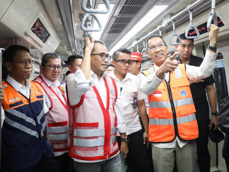 Budi Karya dan Heru Tinjau LRT Jabodebek yang Segera Dioperasikan 