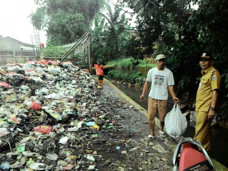 Minggu, Gunungan Sampah di Lubang Buaya Akan Dibersihkan