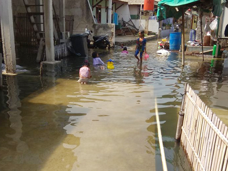 Genangan Rob di Kamal Muara Berangsur Surut