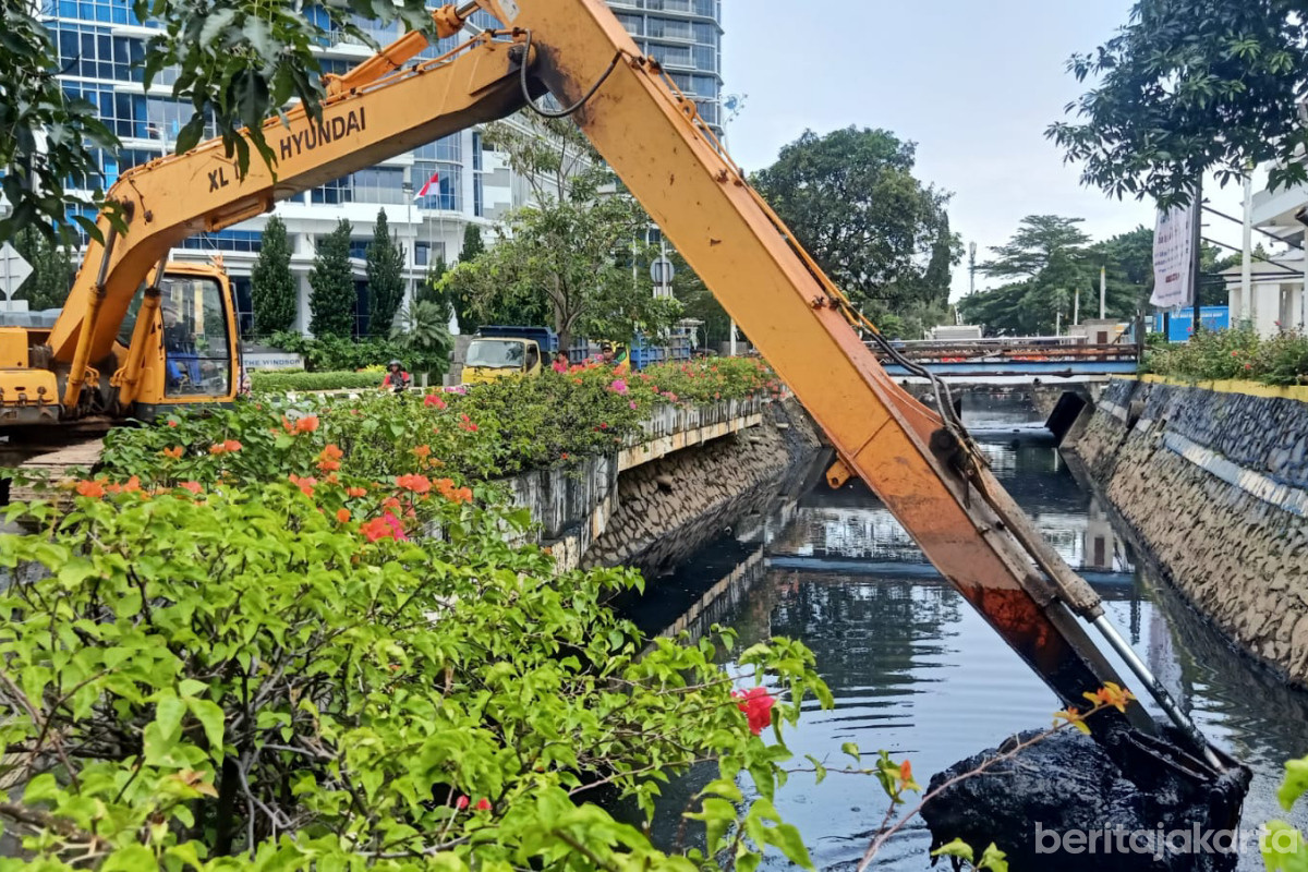Alat berat dikerahkan pada pengurasan saluran air Phb di Kantor Wali Kota Jakbar