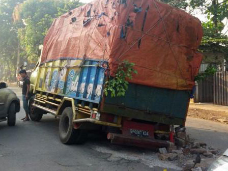 Truk Pengangkut Besi Terperosok di Jl Rawa Domba