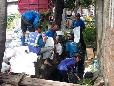 Dua Saluran Air di Kelapa Gading Barat Dikuras