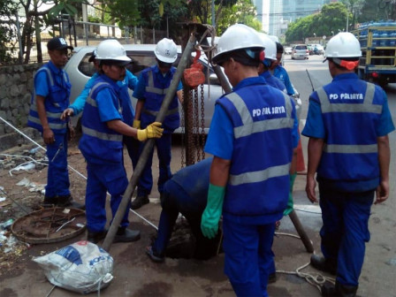  PD Pal Temukan Sampah Kabel Penyebab Luapan Air Limbah di Jalan Denpasar 