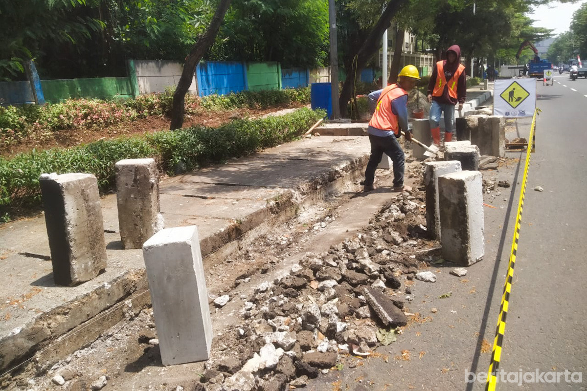 Pembangunan Trotoar di Jl Raya TMII, Jakarta Timur