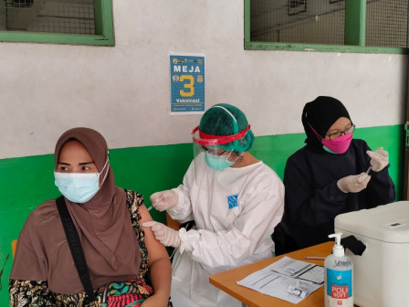 Sekko Jakarta Barat Kunjungi Sentra Vaksin di Kelurahan Jembatan Besi