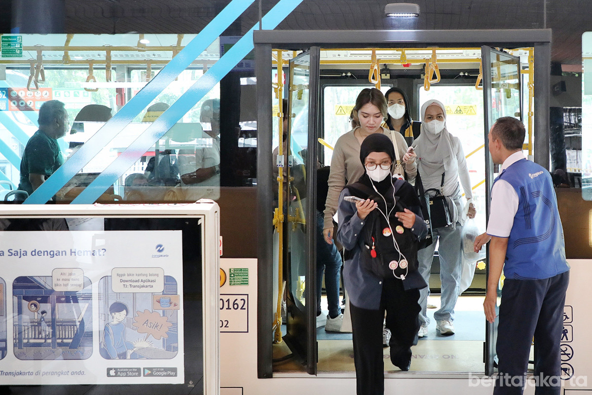 Sejumlah penumpang turun dari Transjakarta
