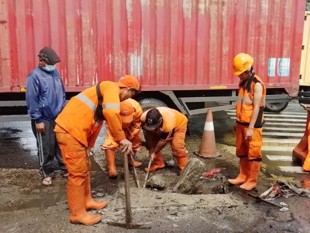 Petugas PPSU Cakung Barat Kuras Crossing Saluran Jl Tipar Cakung 