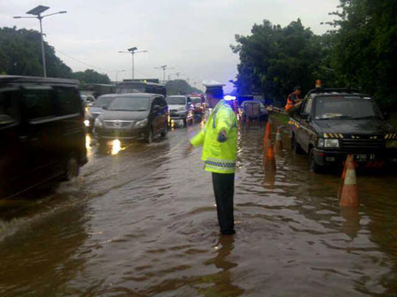 polisi_atur_lalin_banjir.jpg