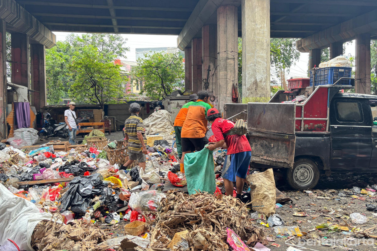 Pembersihan Sampah di Kolong Tol Wiyoto Wiyono Dikebut 