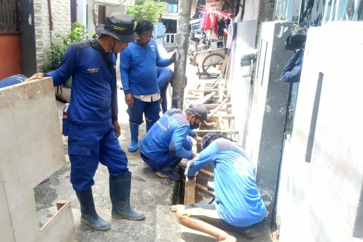 Proses perbaikan saluran air di Jalan Ampera Besar