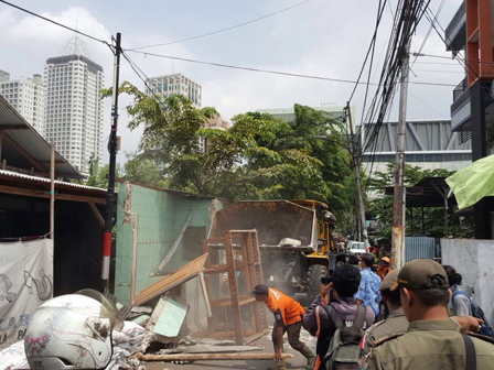 4 Bangunan Liar di Kebon Melati Ditertibkan