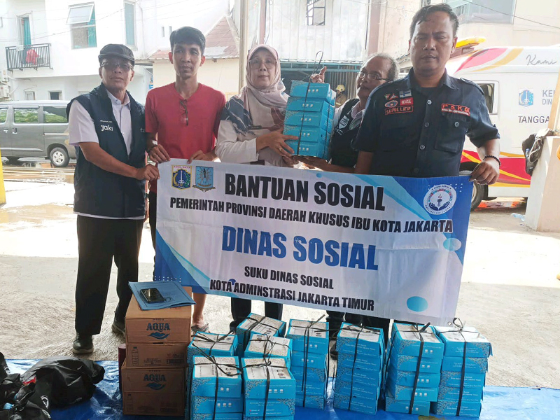  Sudinsos dan PMI Jaktim Berikan Bantuan Penyintas Kebakaran Cipinang