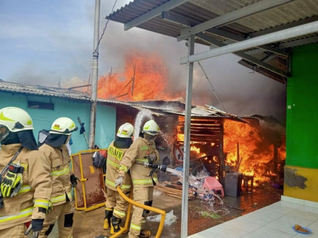 Kebakaran 30 Rumah Petak di Ancol Berhasil Dipadamkan 