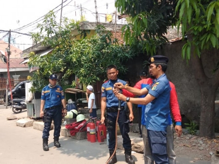 Warga RW 015 Menteng Atas Dilatih Penanggulangan Kebakaran