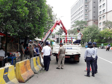 Tekan Parkir Liar 9 buah MCB di Pasang di Jl. Nipah Raya