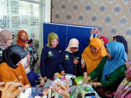  71 Warga Rusun Jatinegara Barat Ikuti Pelatihan Kerajinan Tangan