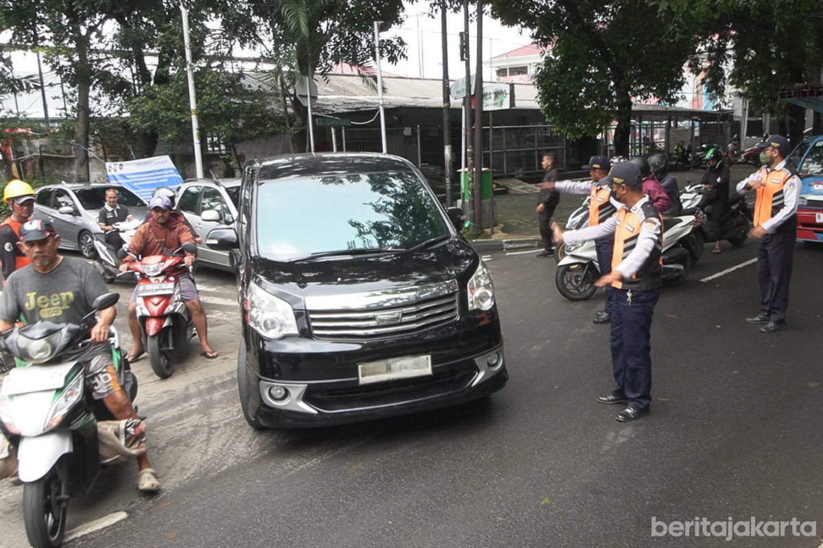 Petugas dishub melakukan rekayasa lalin di wilayah Kelurahan Pesanggrahan
