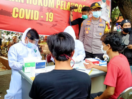  100 Pedagang Pasar Induk Kramat Jati Jalani Rapid Test 