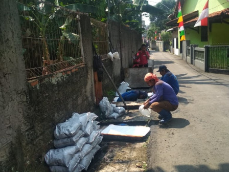 Sudin SDA Jaksel Kuras Saluran di Jalan Shibi