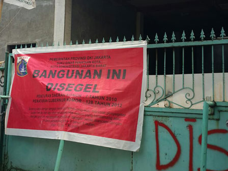 SDPK Jakbar Segel Bangunan Gudang di Cengkareng