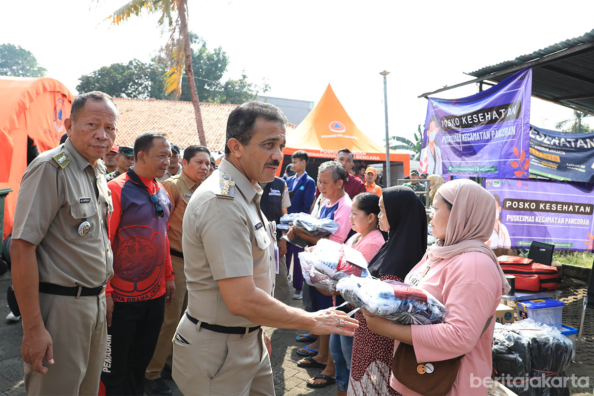 Anwar menyerahkan bantuan kepada penyintas kebakaran di Pengadegan
