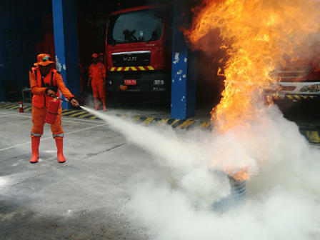        40 Petugas PPSU Kelurahan Cengkareng Barat dan Cengkareng Timur Dilatih Tangani Kebakaran Din