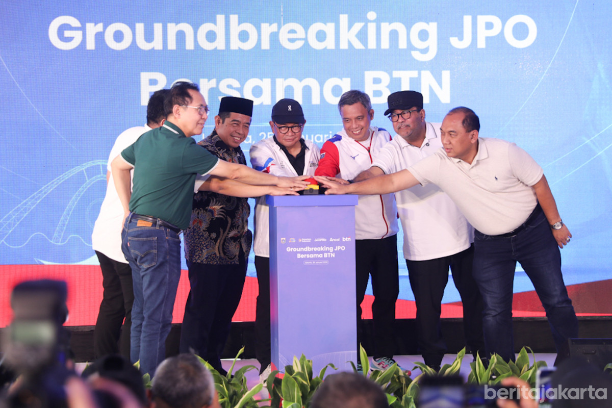 Penekanan tombol secara simbolis menandakan dimulainya groundbreaking JPO JIS-Ancol